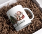 Preview: Weihnachtstasse mit Schriftzug '#ChristmasBasics' und festlichem Design. Die Tasse zeigt den Weihnachtsmann und ein Rentier neben einem geschmückten Weihnachtsbaum, umgeben von weihnachtlicher Dekoration. Perfekt für die festliche Jahreszeit.